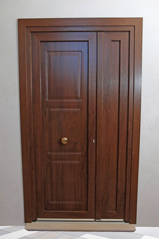 Tipologia serramenti: Porta d’ingresso a 2 ante - Profilo PVC: Piattaforma 70 - Colore: Noce - Accessori: Oro